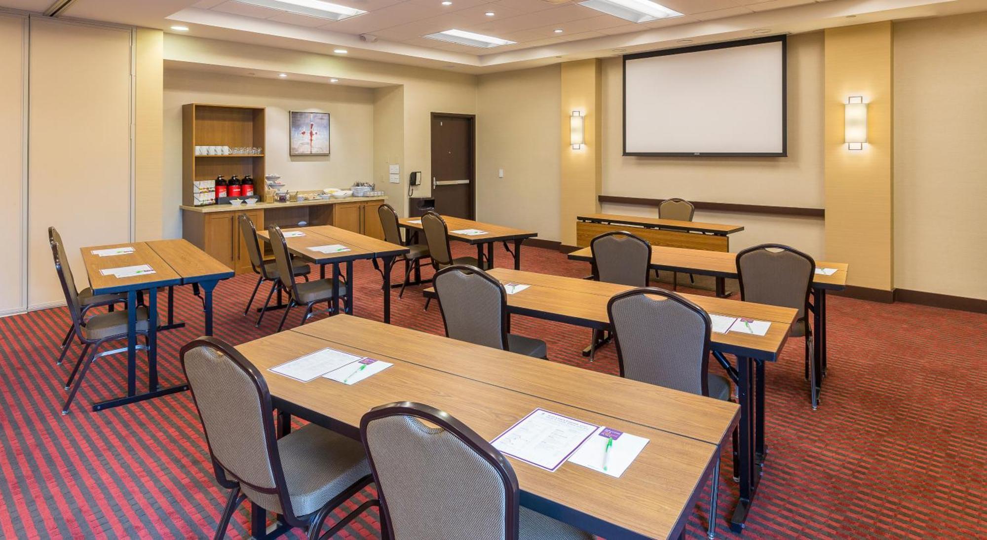 Hyatt Place Canton Hotel Lake Cable